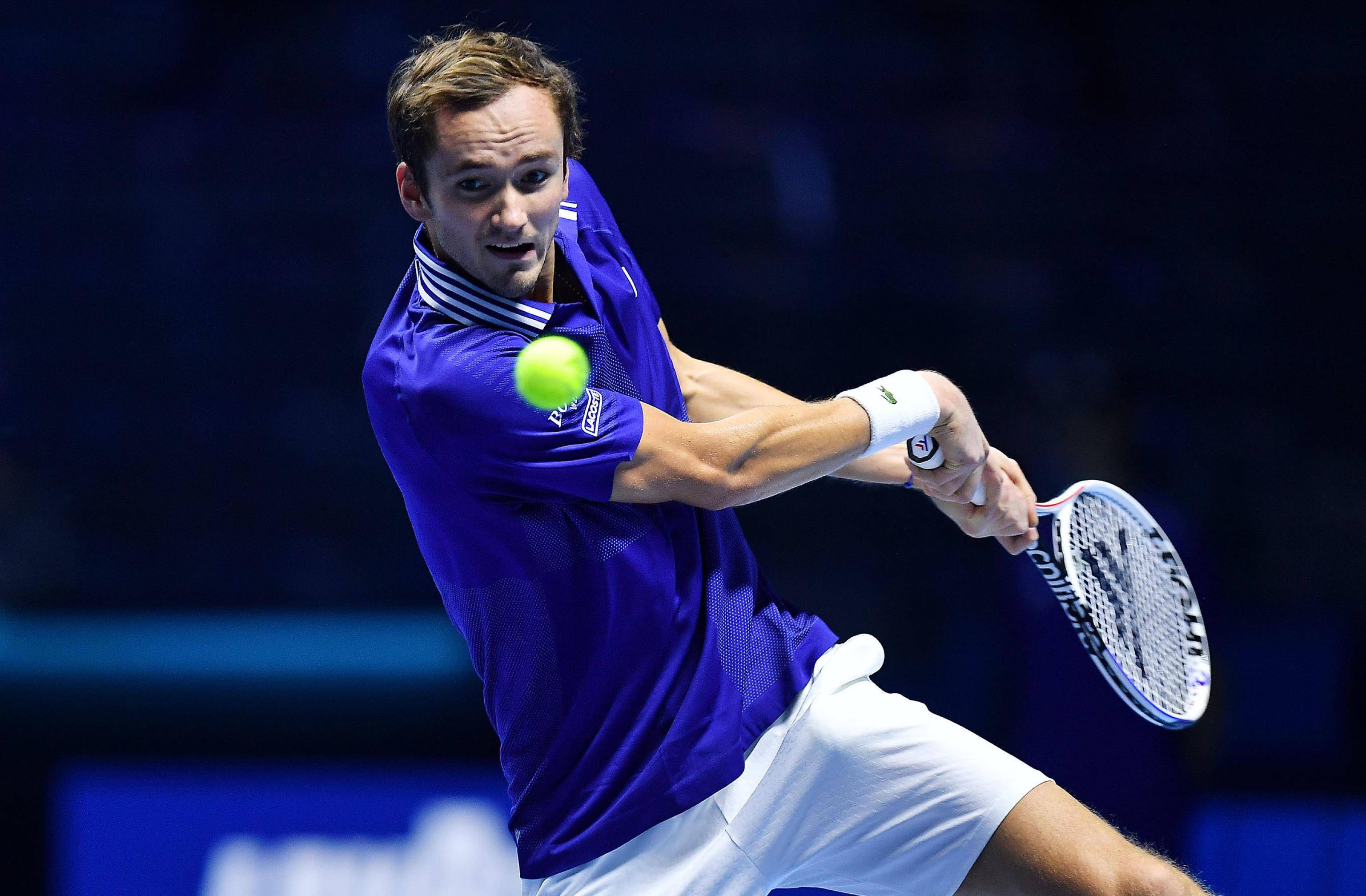 西班牙网球队绝杀世界网球队，梅德韦杰夫爆发神勇