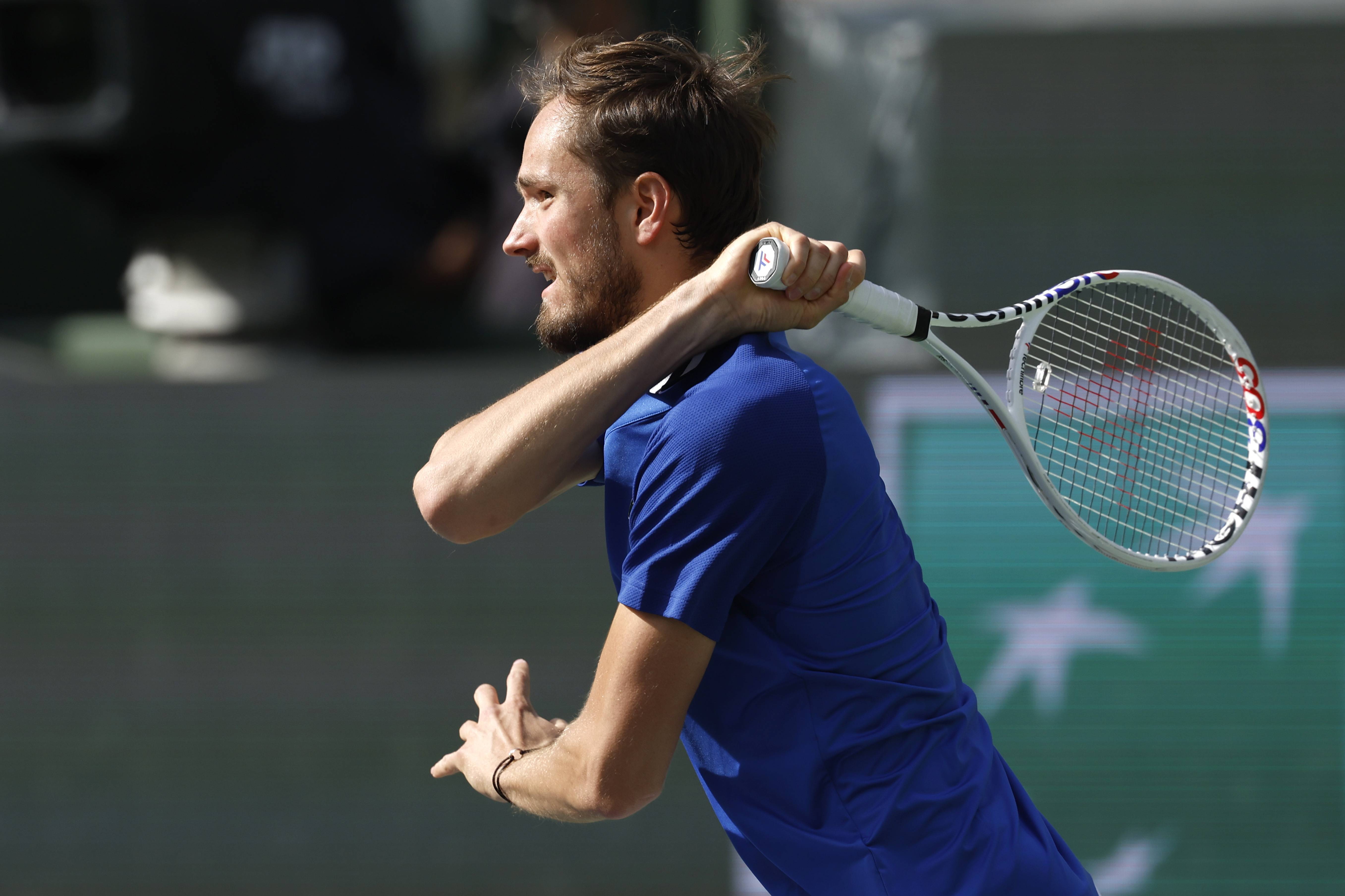 法国网球队鏖战英国网球队，梅德韦杰夫送出助攻