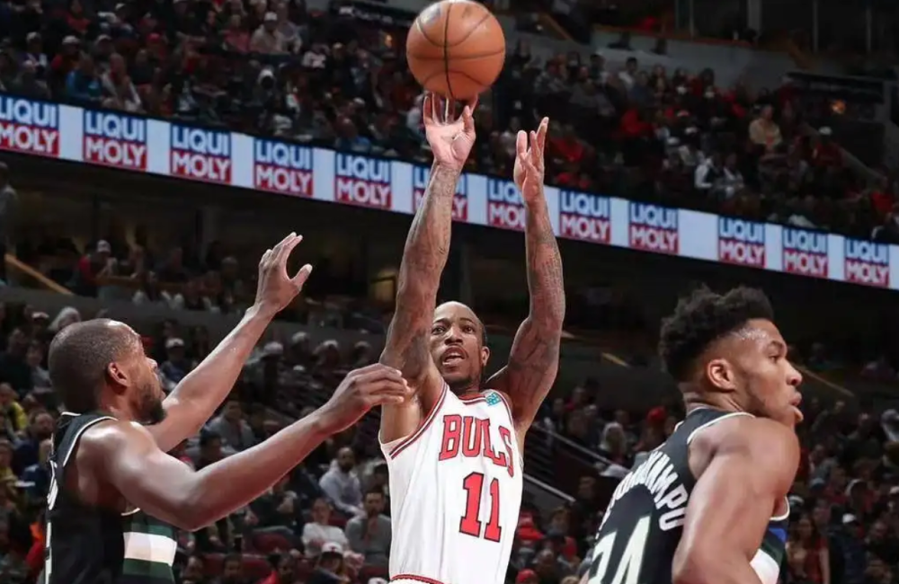 爵士完胜雄鹿，拉文三分雨点燃全场