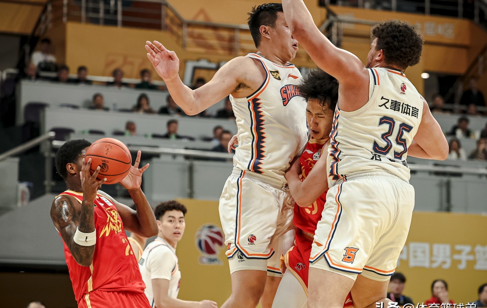包含一场经典之战！CBA点燃球迷热情的词条