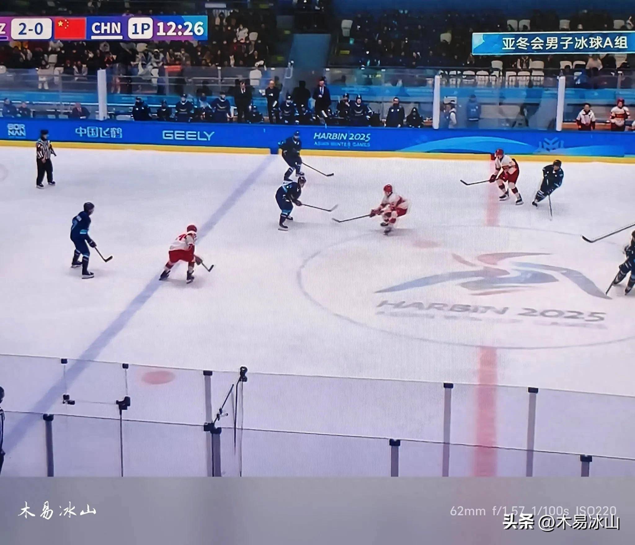 冰球决赛震撼开打,巅峰对决引爆全场 冰球决赛震撼开打,巅峰对决引爆全场