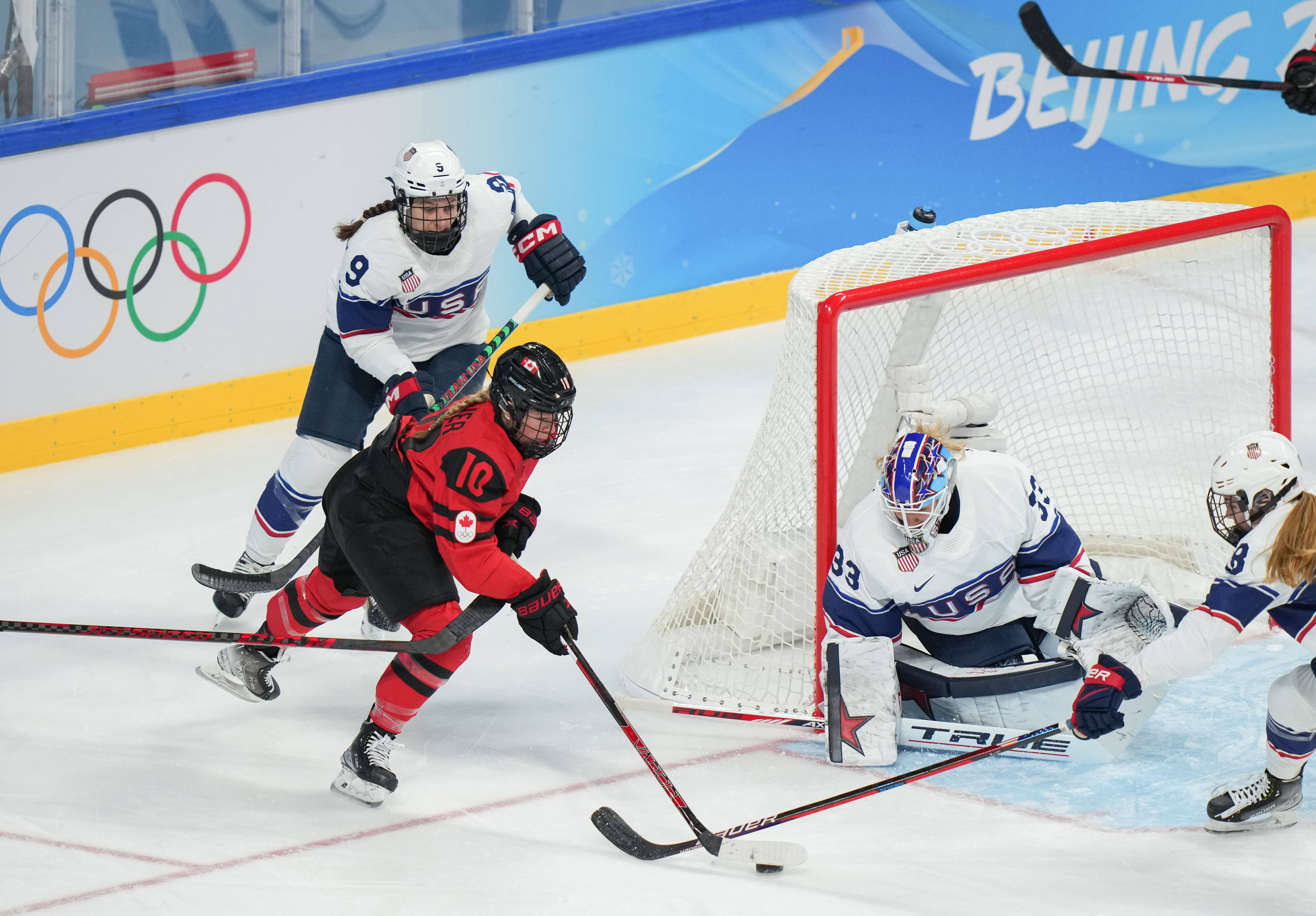 冰球决赛震撼开打,巅峰对决引爆全场 冰球决赛震撼开打,巅峰对决引爆全场