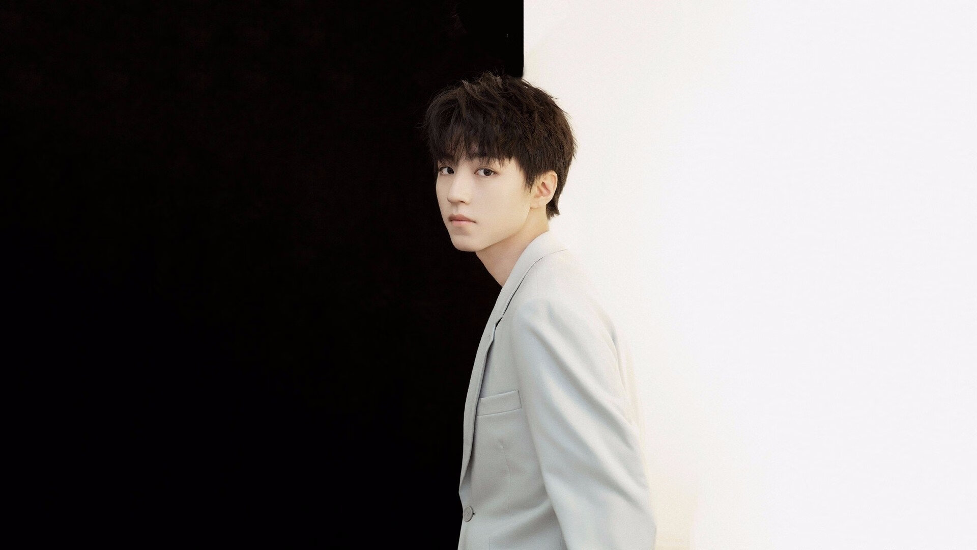 绿茵场上的文班亚马，德甲争冠夜，攻防两端的绝对统治