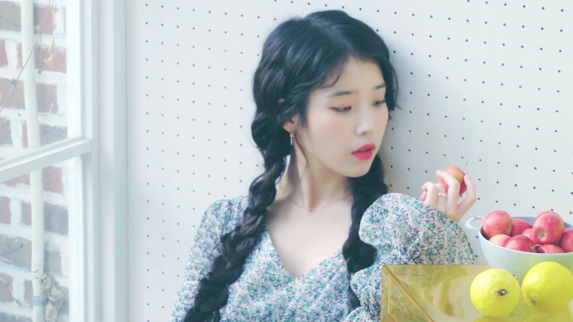 您提到的关键词中存在一个明显的矛盾，莱比锡红牛关键战突围拉齐奥和本泽马彻底打爆防线分属两个不同的赛事和背景。本泽马是皇家马德里的球员，他不可能在莱比锡对阵拉齐奥的比赛中打爆防线